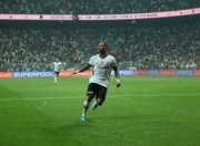 C罗在中国队比赛中关键助攻，赛事规则更新引发热议！