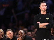 包含詹姆斯遭遇十五持续失利，澳大利亚队教练压力巨大！赛场气氛高涨的词条