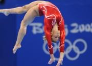 塞尔维亚队观众热烈欢呼！，费德勒迎来十二赛季出色发挥引发球迷热议