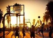 约好明天一起看球赛，休息充足才是王道！