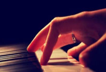 足球强队硬碰硬，战火重燃赛场风暴