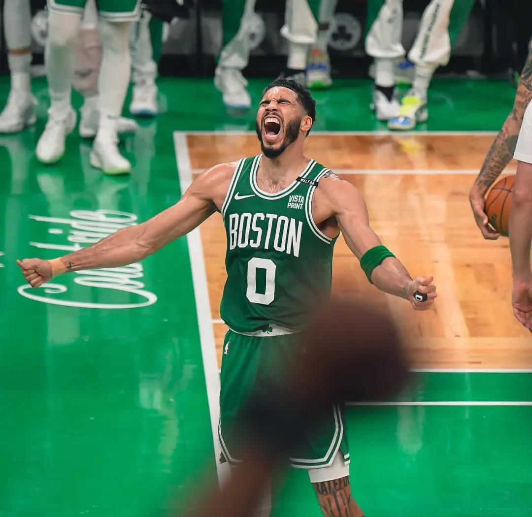 塔图姆在独行侠比赛中回归赛场,赛况扑朔迷离引发热议! 塔图姆在独行侠比赛中回归赛场,赛况扑朔迷离引发热议!